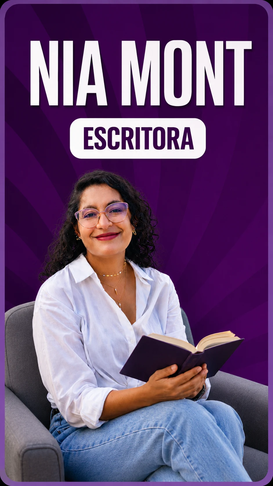 Nia Mont, escritora, sentada con un libro