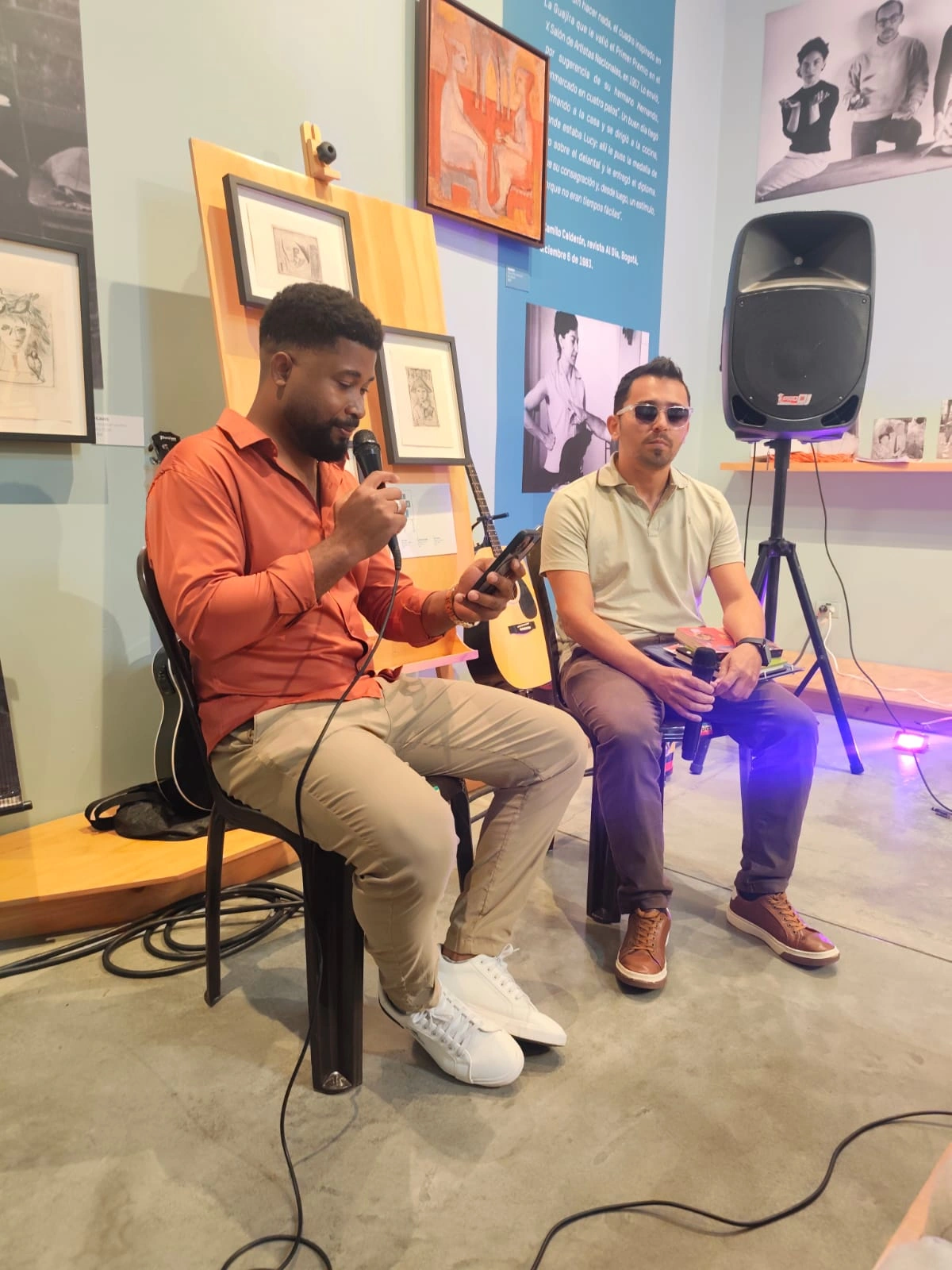 Participantes leyendo en voz alta en el Museo Lucy Tejada
